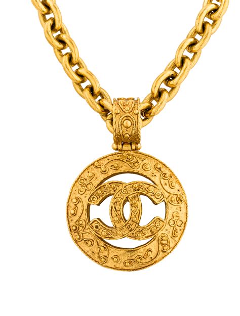 chanel logo anhänger|Chanel chain necklace.